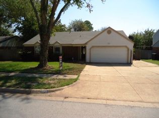102 Clove Ln, Euless, TX 76039