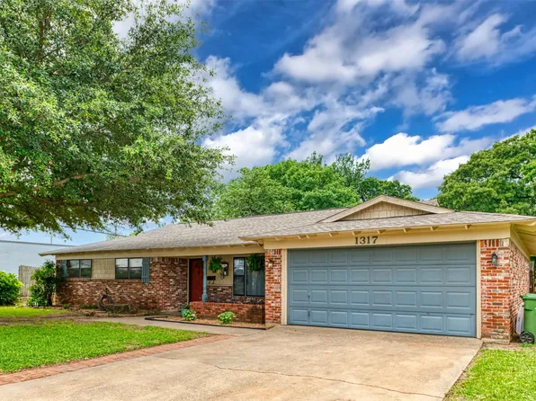 1317 Brookside Dr, Hurst, TX 76053