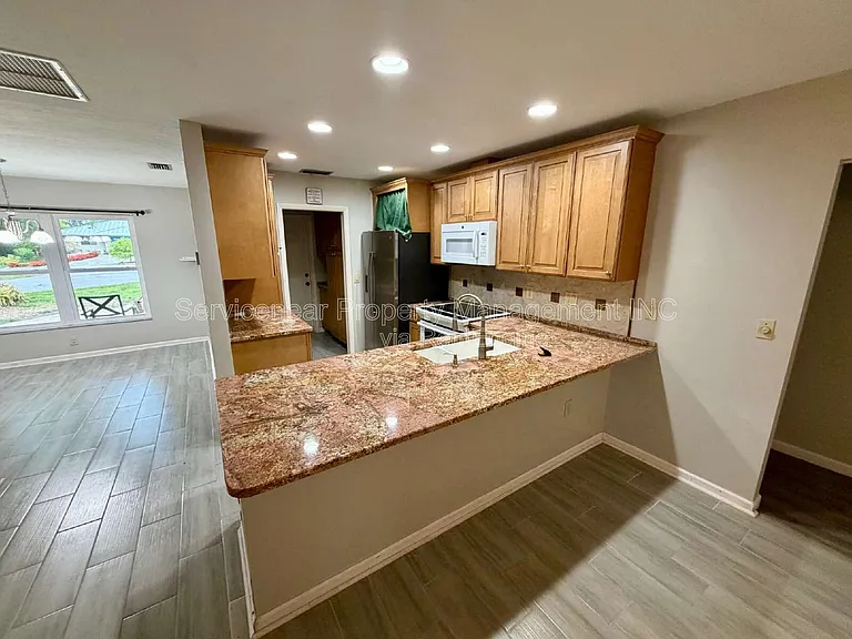 423 Whispering Oaks Ct — Photo 8