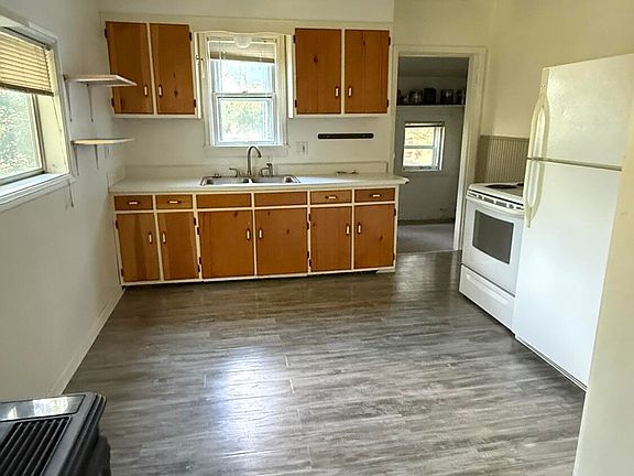 5th image of 303 W 8th St