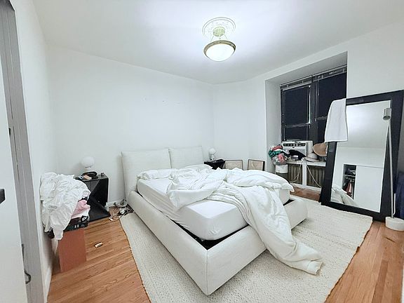 3rd image of 117 W 58th St APT 11E