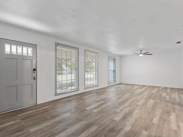 1221 N Neblett St — Photo 2