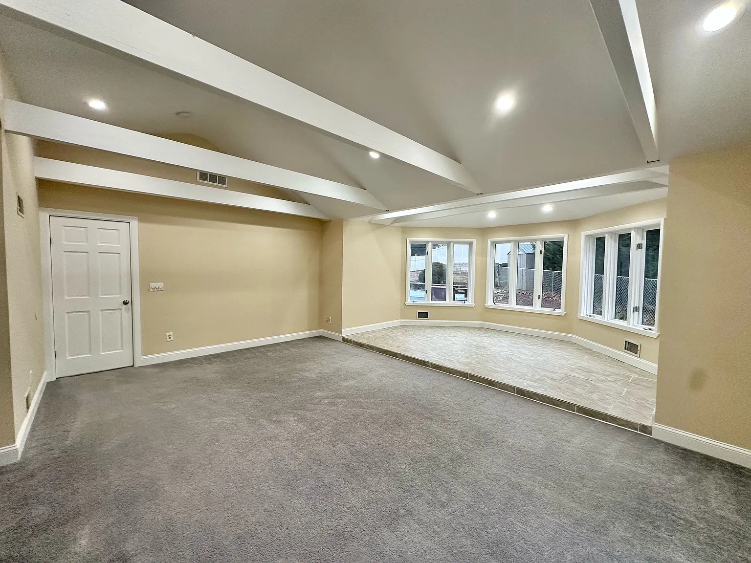 5 bed, 2333 sqft, $4,095 — Photo 4