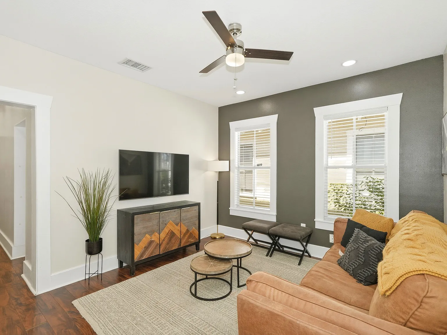 2 bed, 800 sqft, $3,000 — Photo 3