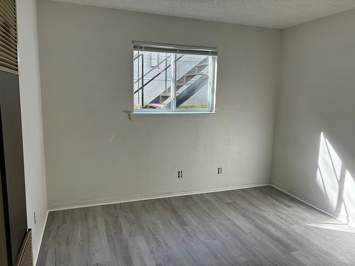 Building Photo - 5303 E 12th St #10