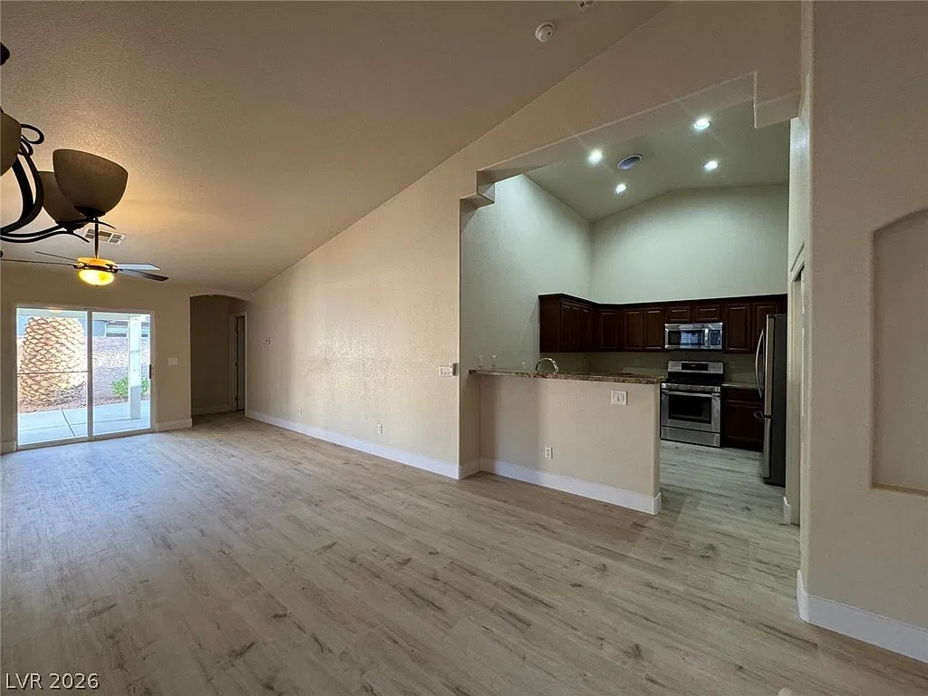 3 bed, 2.0 bath, 1392 sqft, $2,295 — Photo 4
