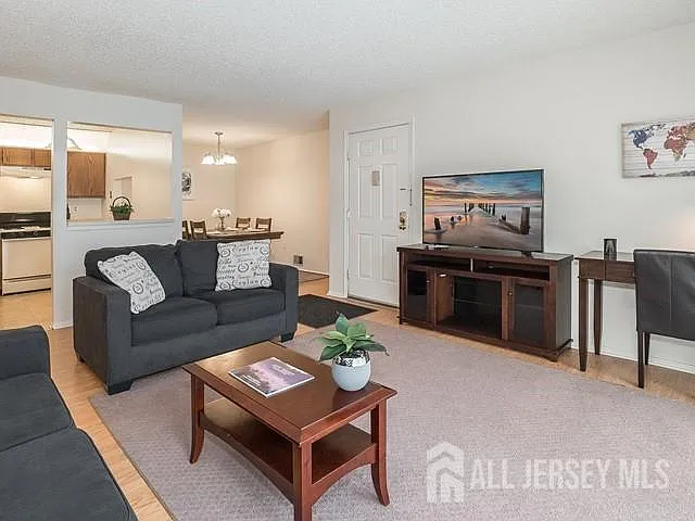 414 Lancaster Ct — Photo 2