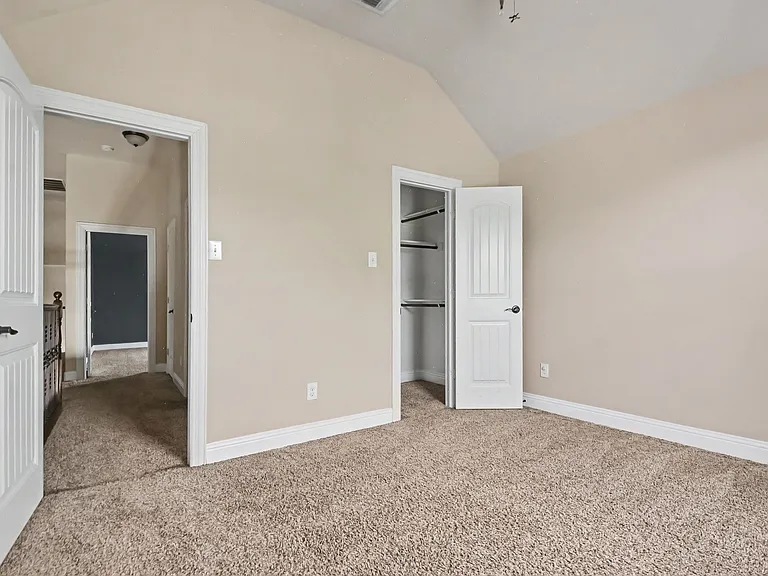604 Darby Ln — Photo 37
