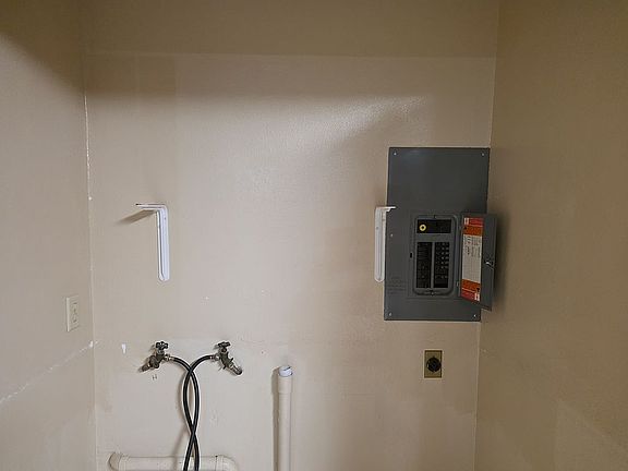 4th image of 1552 Redwood Dr