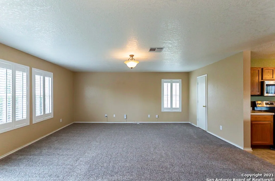 3 bed, 2.5 bath, 3201 sqft, $950 — Photo 4