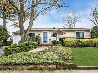 27 Abbey Ln, Plainview, NY 11803