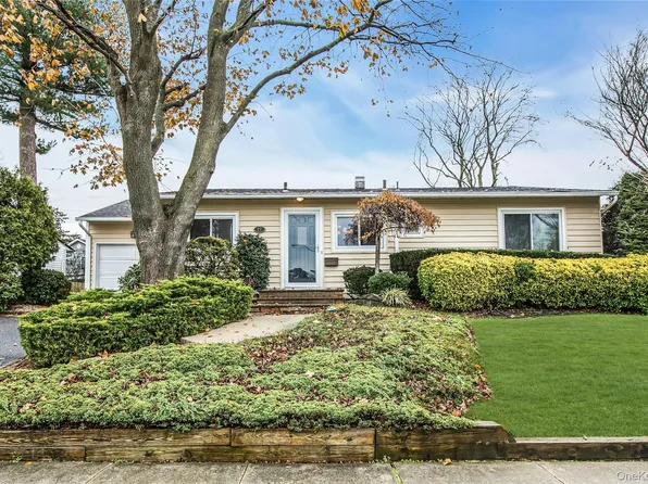 27 Abbey Lane, Plainview, NY 11803