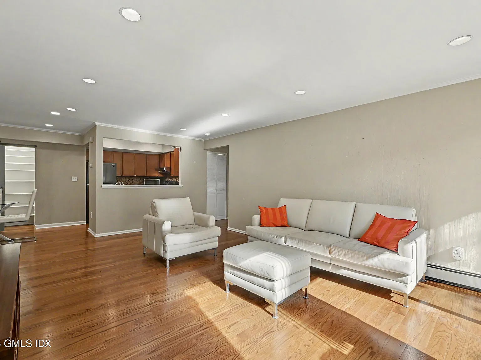 1 bed, 1.0 bath, 728 sqft, $3,200 — Photo 2