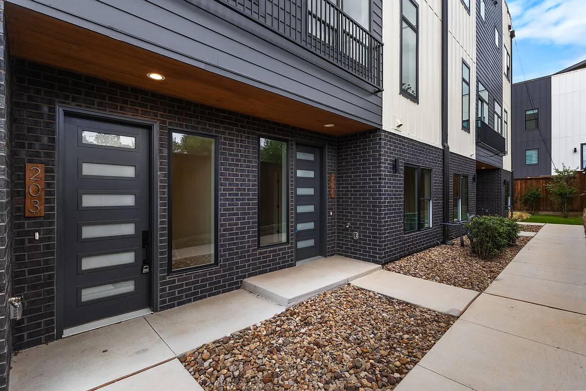 Building Photo - 2203 Hondo Ave #206