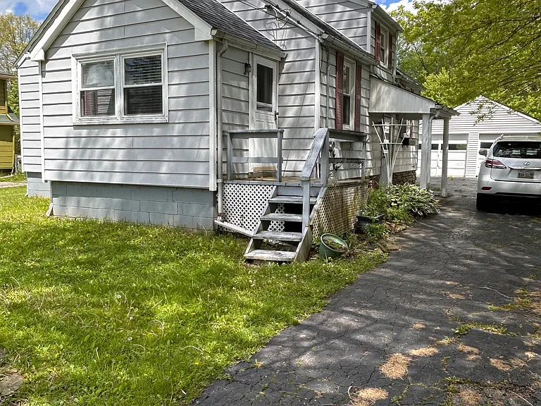 336 Lauder Ave NW — Photo 2