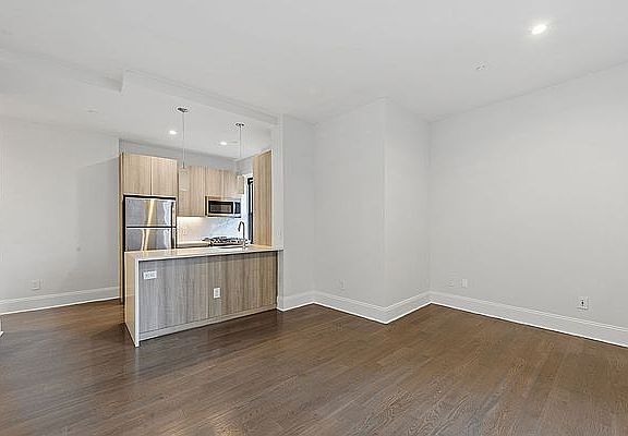 4th image of 15 Park Row APT 18f