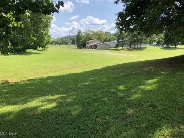 107 Twin Lakes Dr, Mineral Wells, WV 26150