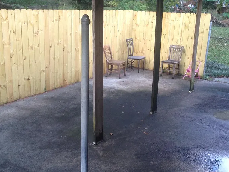 Covered patio/ Fenced yard