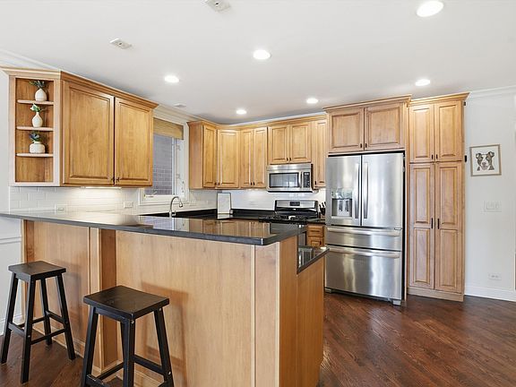 5th image of 2022 N Wood St APT 1S