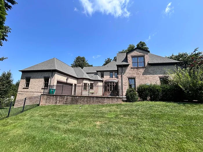 6 bed, 5.5 bath, 7958 sqft, $10,000 — Photo 3