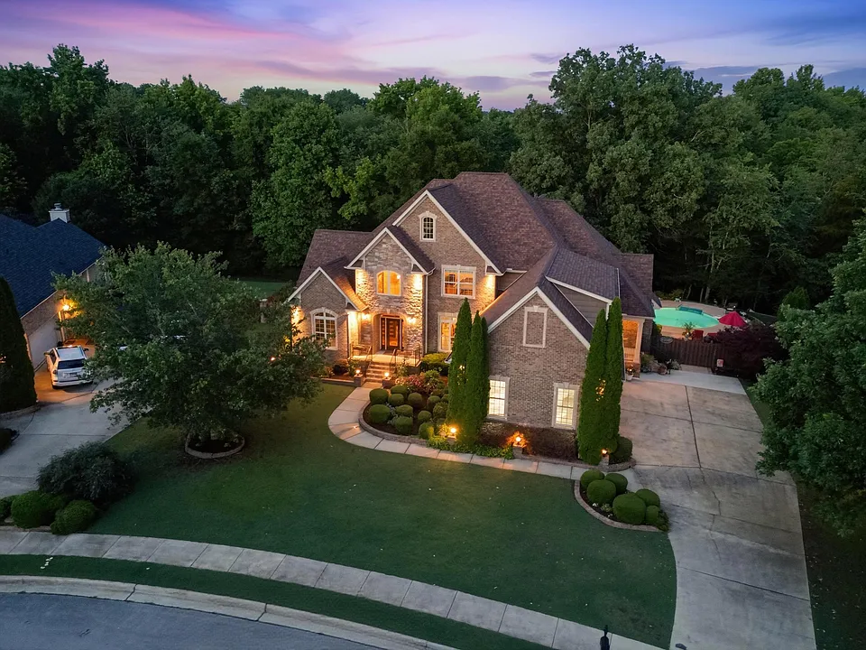 125 Foxfield Dr