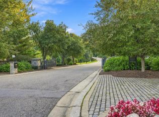 556 Barrington Ct, Bloomfield Hills, MI 48304
