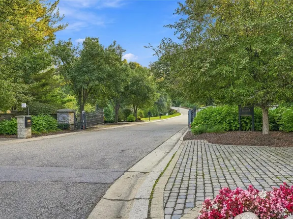 556 Barrington Ct, Bloomfield Hills, MI 48304