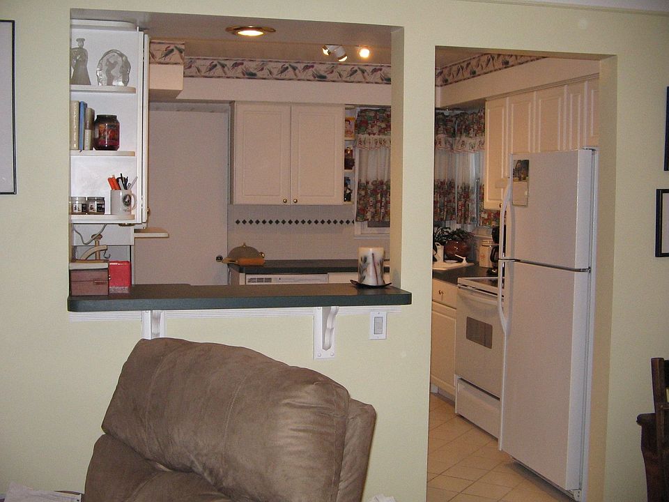Breakfast bar and kitchen