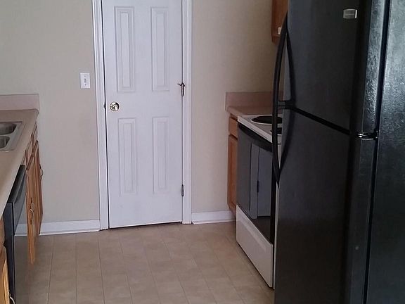3rd image of 142 Garnet Dr