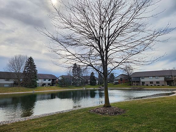 4th image of 272 Interlaken Ct