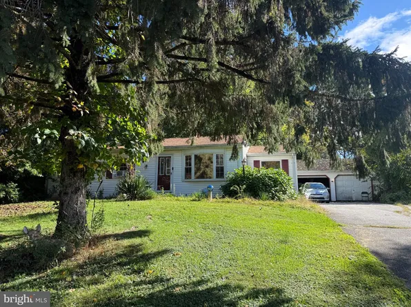 55 Old School Ln, Manchester, PA 17345