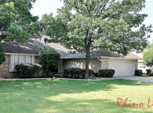 2000 Turf Club Dr, Arlington, TX 76017
