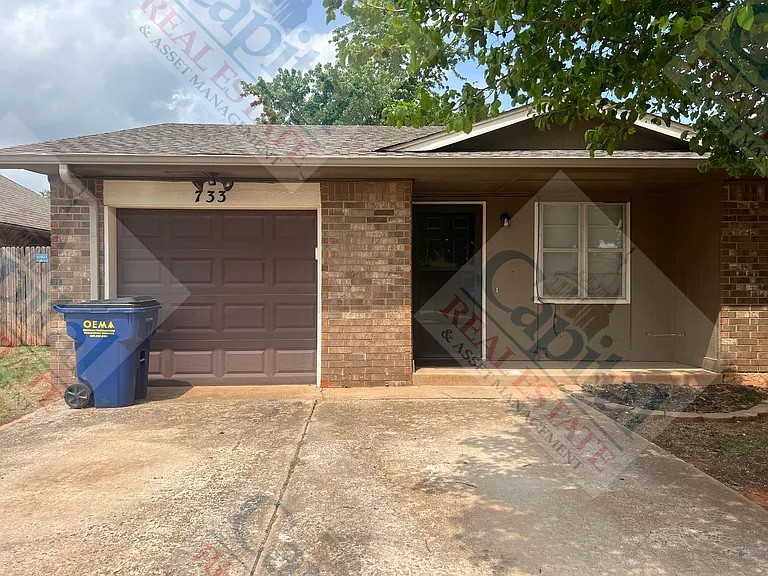 733 W Perry Dr — Photo 2
