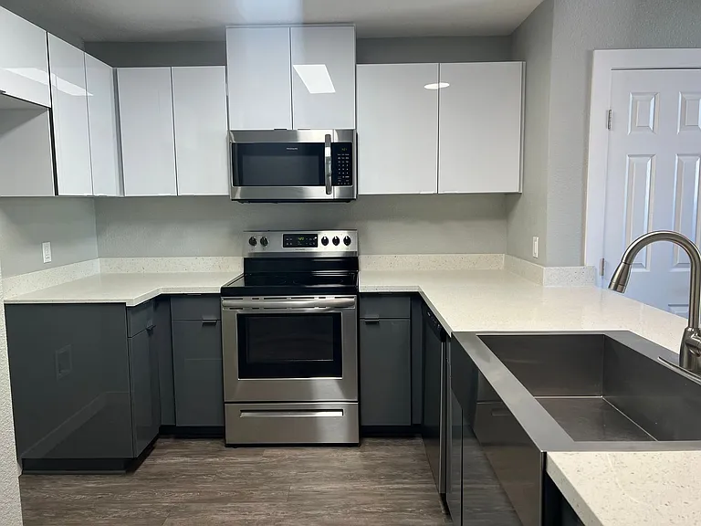 River House Apartments — Photo 39