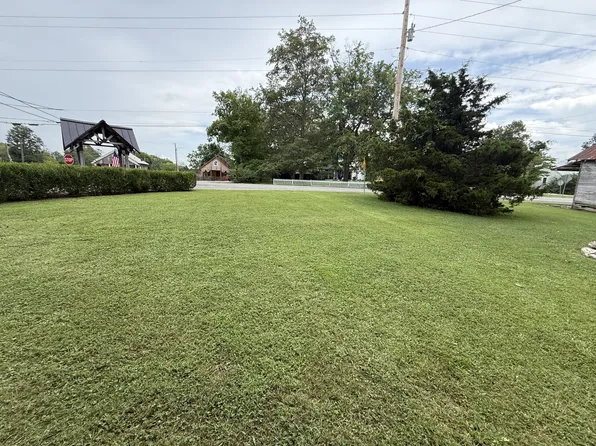 708 Main St, Burns, TN 37029