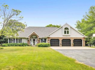 2811 Longview Ln, Suamico, WI 54173