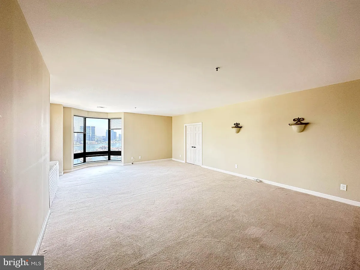 Building Photo - 10 E Lee St #1208