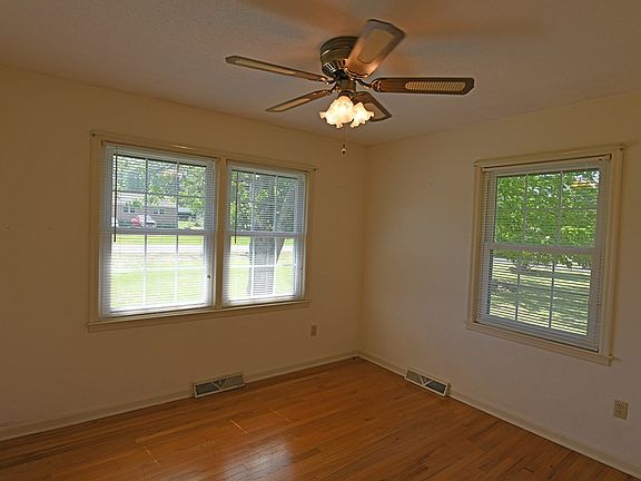 5th image of 128 Allison Dr
