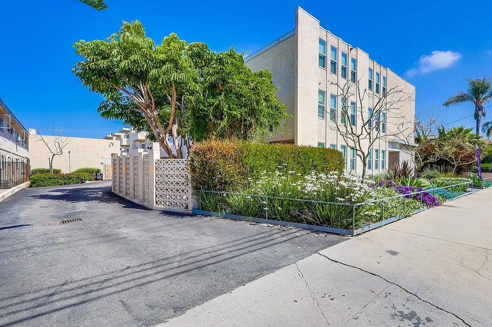 537 W Hyde Park Blvd — Photo 3