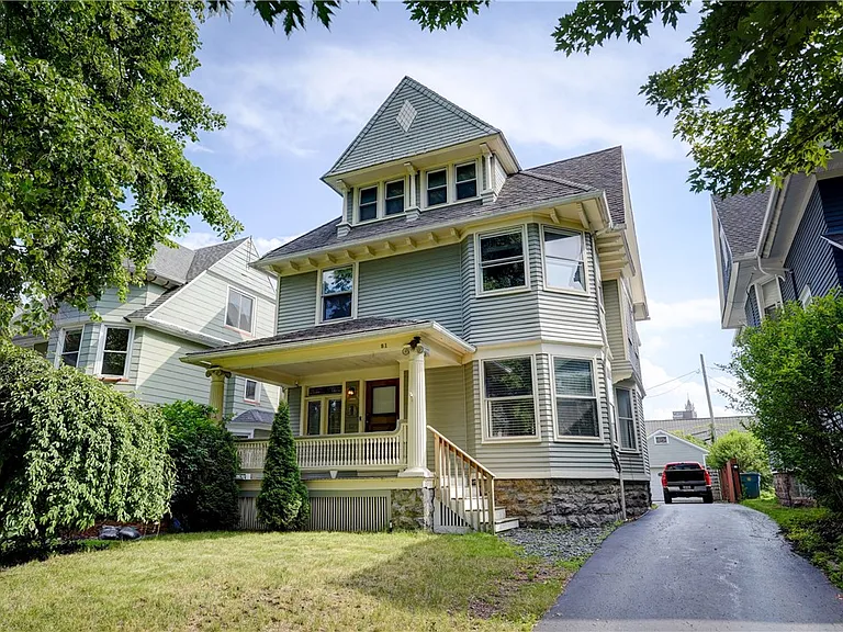 31 Birch Cres — Photo 1