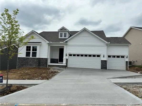 3970 Crest View Dr, Uniontown, OH 44685