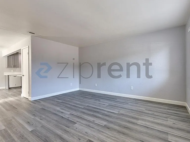 213 E Acacia St #C — Photo 2