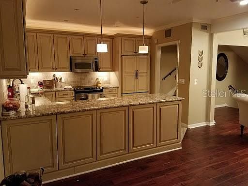 5th image of 623 Mariposa St