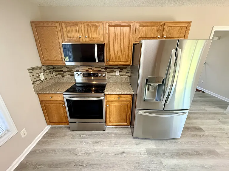 81 Essex Ct W — Photo 5