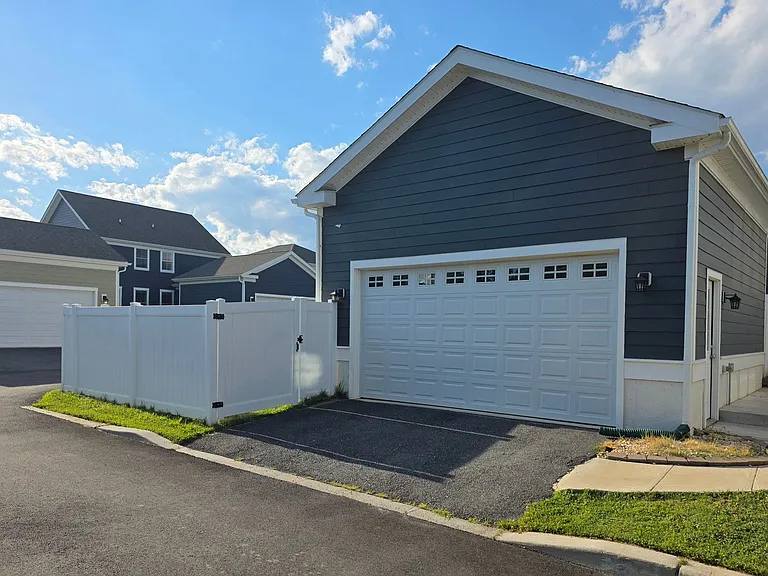 1538 Schwinn St — Photo 4