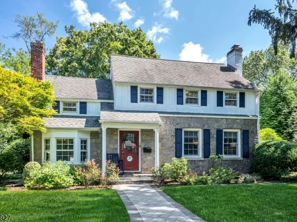 15 Walnut Pl, Allendale Boro, NJ 07401