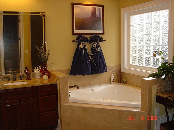 Master Suite w/ Walk-In Shower and Jaquzzi