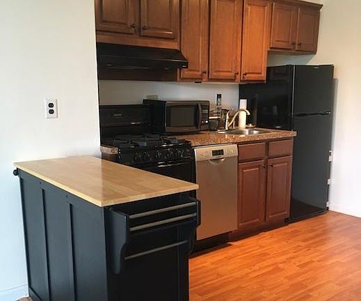 Kitchen with dish washer and moveable prep island