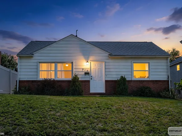 916 N 8th St, Burlington, IA 52601