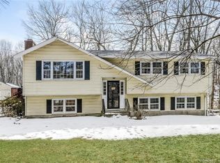 10 Sugarbush Ln, Guilford, CT 06437